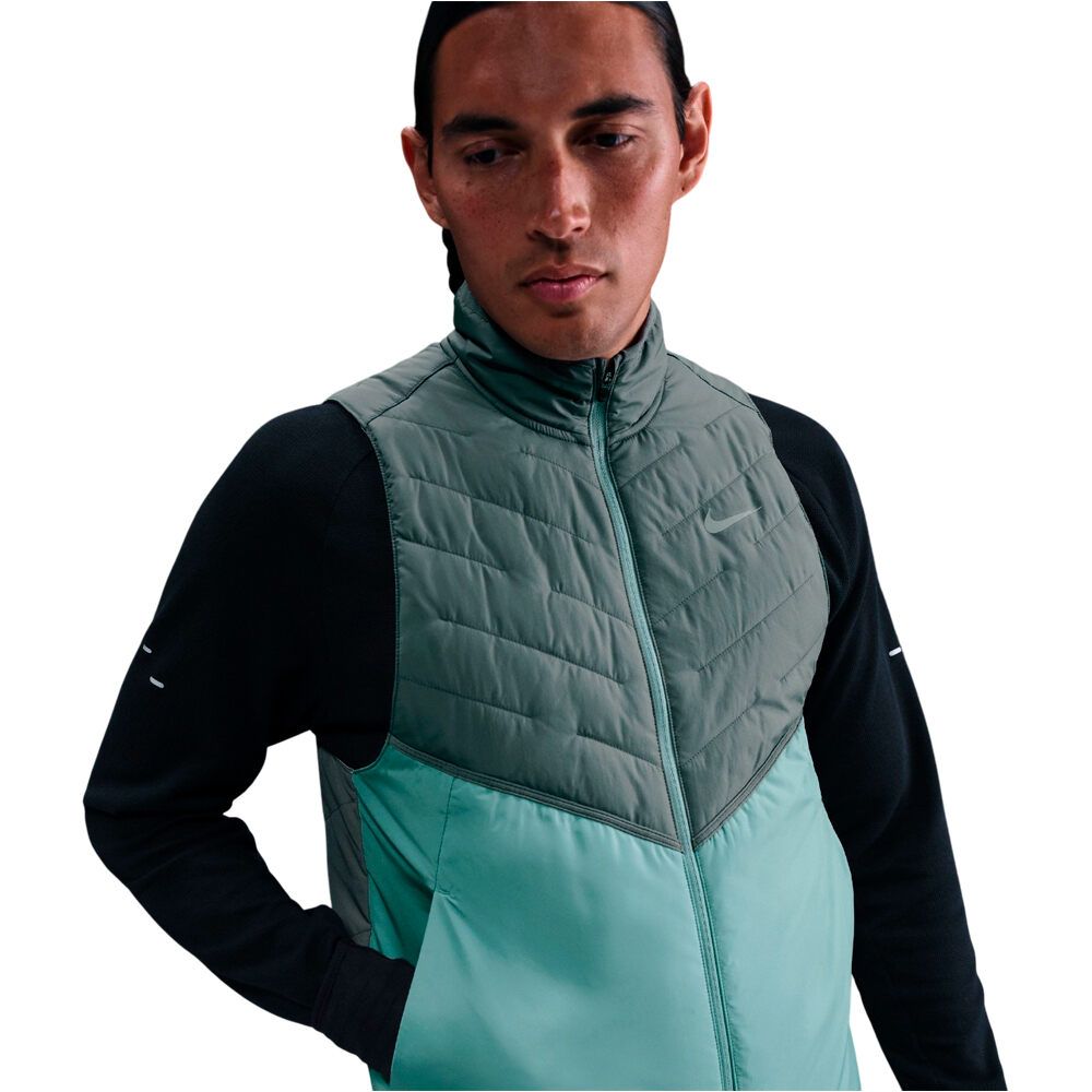 Nike CHAQUETA RUNNING HOMBRE M NK TF SYNFL RPL VST vista detalle