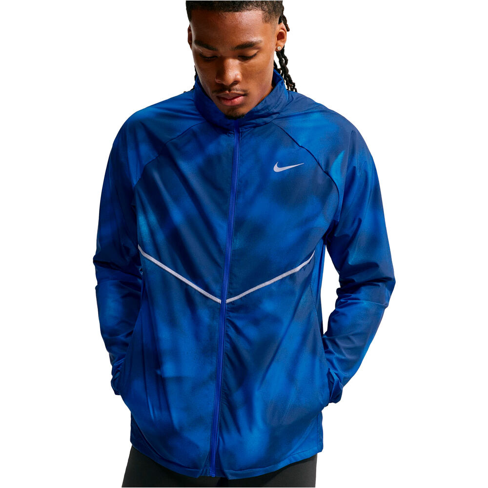Nike CHAQUETA RUNNING HOMBRE M NK UV RPL MILER AOP JKT vista detalle