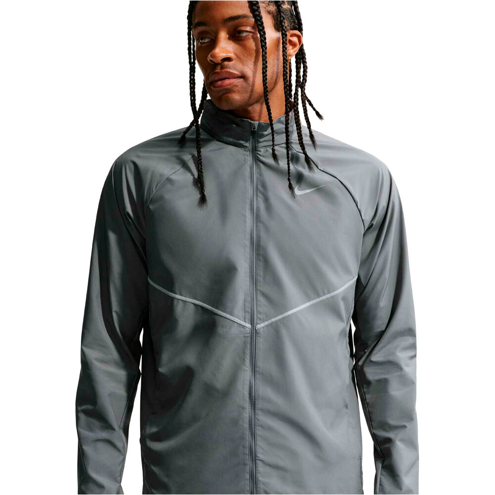 Nike CHAQUETA RUNNING HOMBRE M NK UV RPL MILER JKT vista detalle