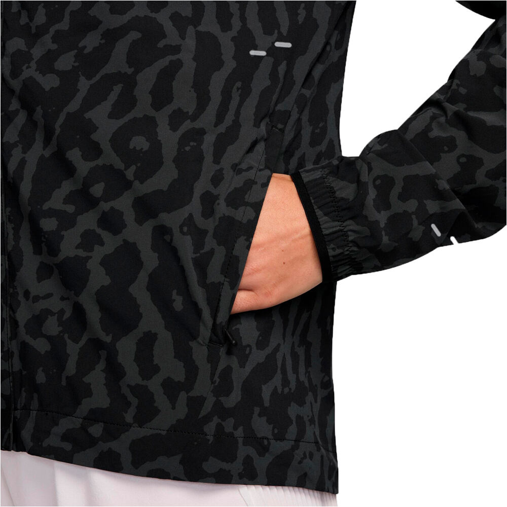 Nike CHAQUETA RUNNING MUJER W NK SWIFT NVLT DF JKT vista detalle