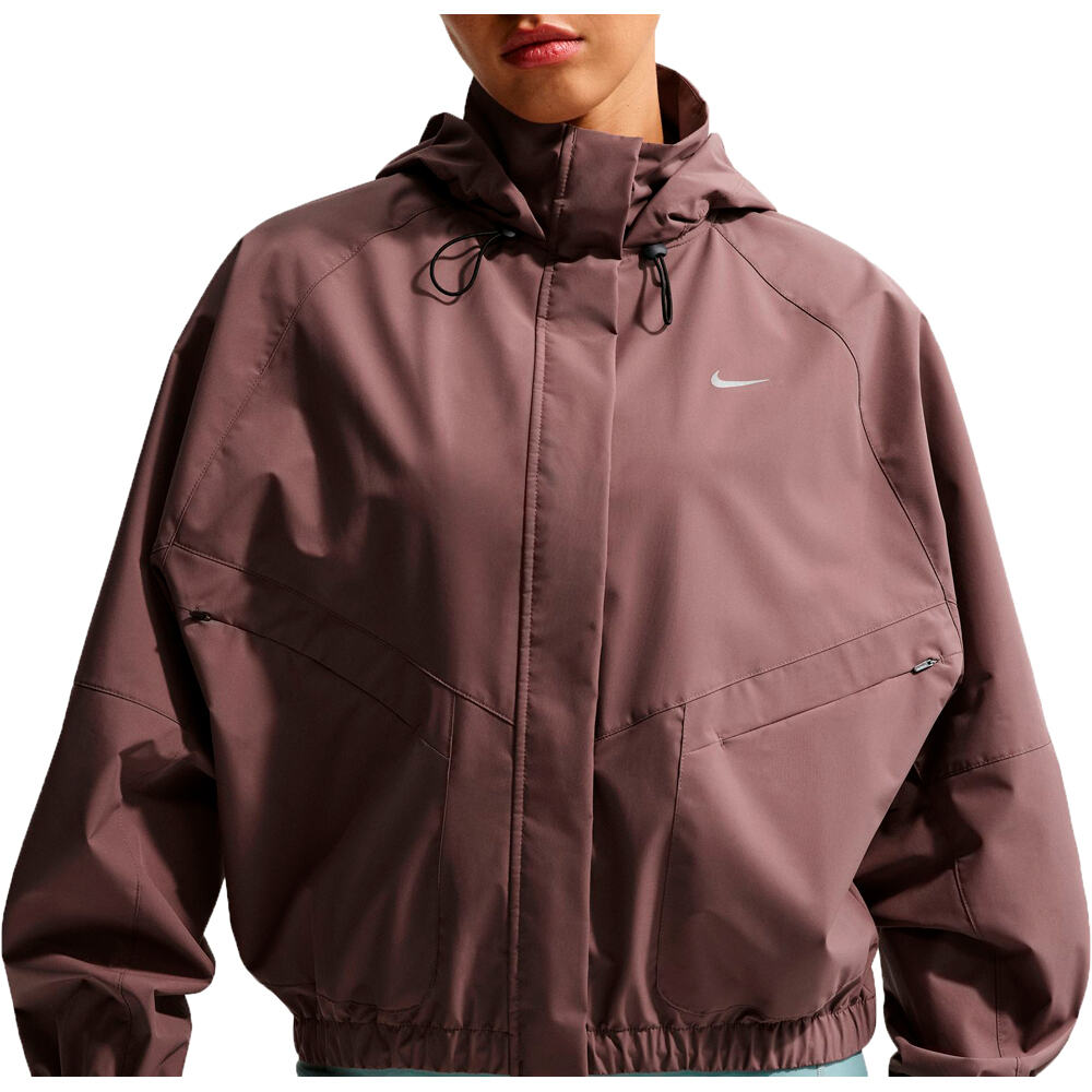 Nike CHAQUETA RUNNING MUJER W NK SWIFT SF JKT vista detalle