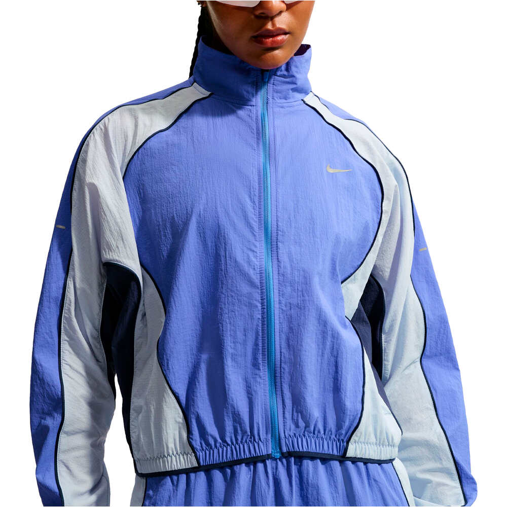 Nike CHAQUETA RUNNING MUJER W NK SWIFT UV RPL JKT NV vista detalle
