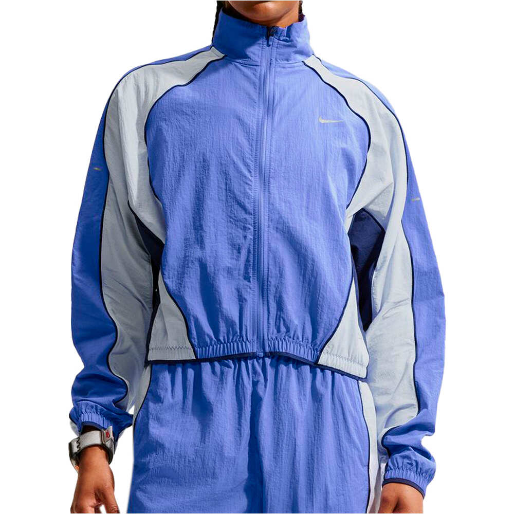 Nike CHAQUETA RUNNING MUJER W NK SWIFT UV RPL JKT NV vista frontal