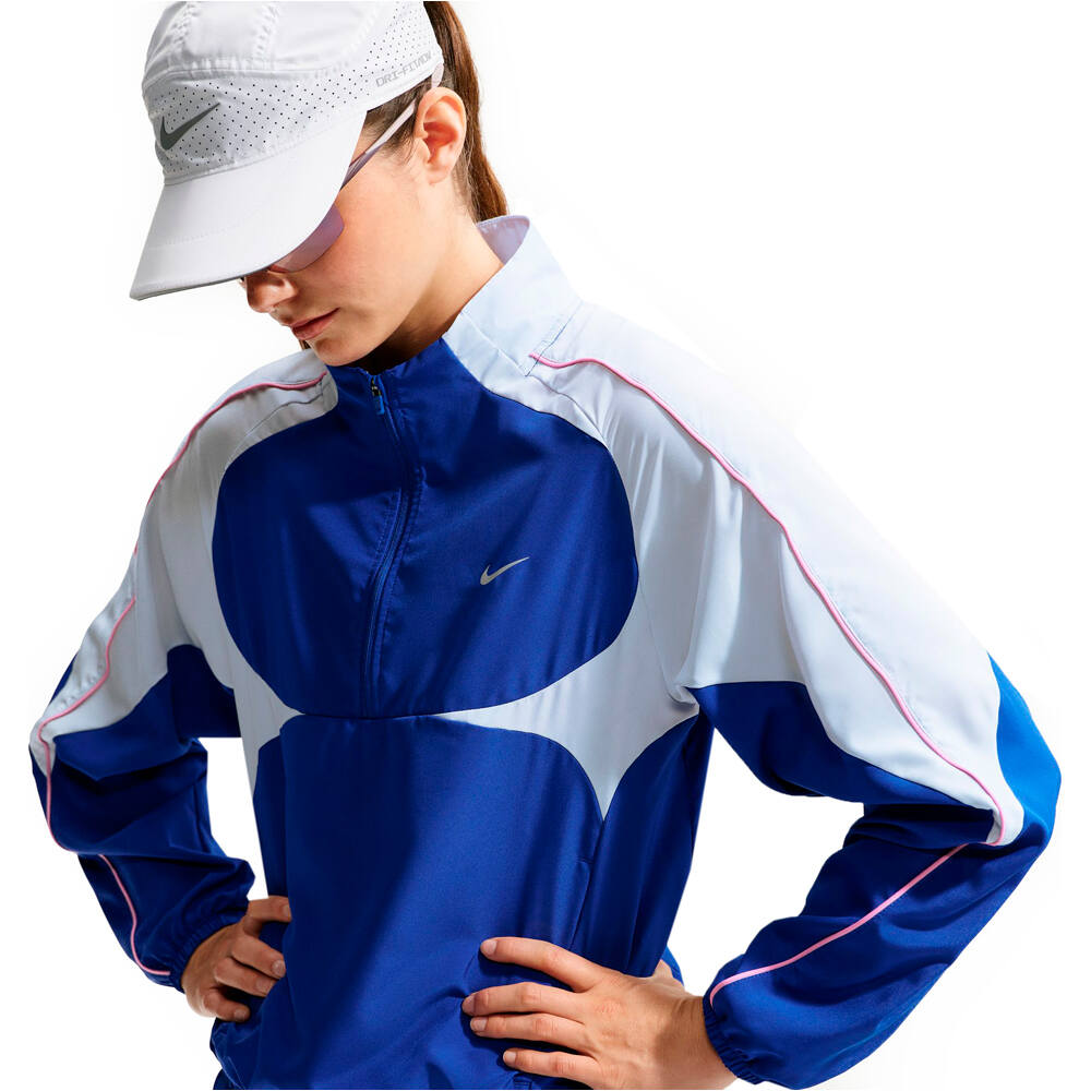 Nike CHAQUETA RUNNING MUJER W NK TEMPO SWSH DF JKT vista detalle