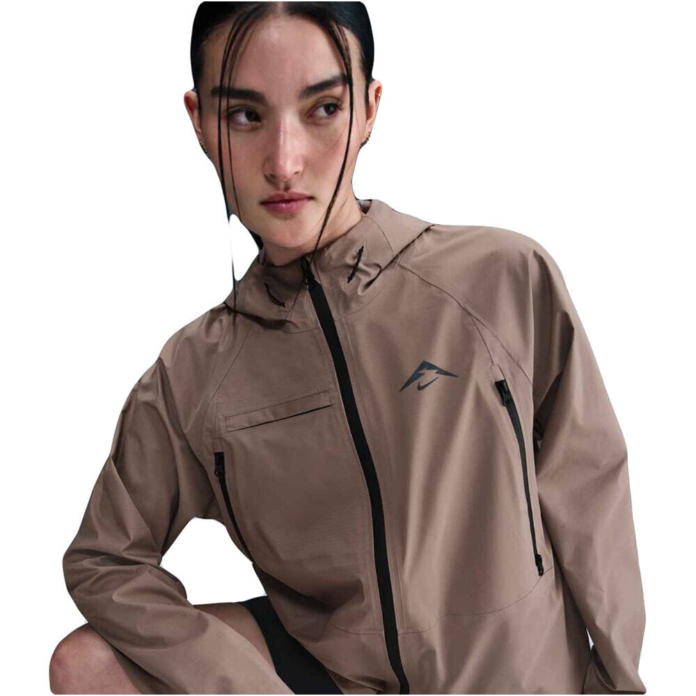 Nike CHAQUETA TRAIL RUNNING MUJER W NK TRAIL SFADV JACKET vista detalle