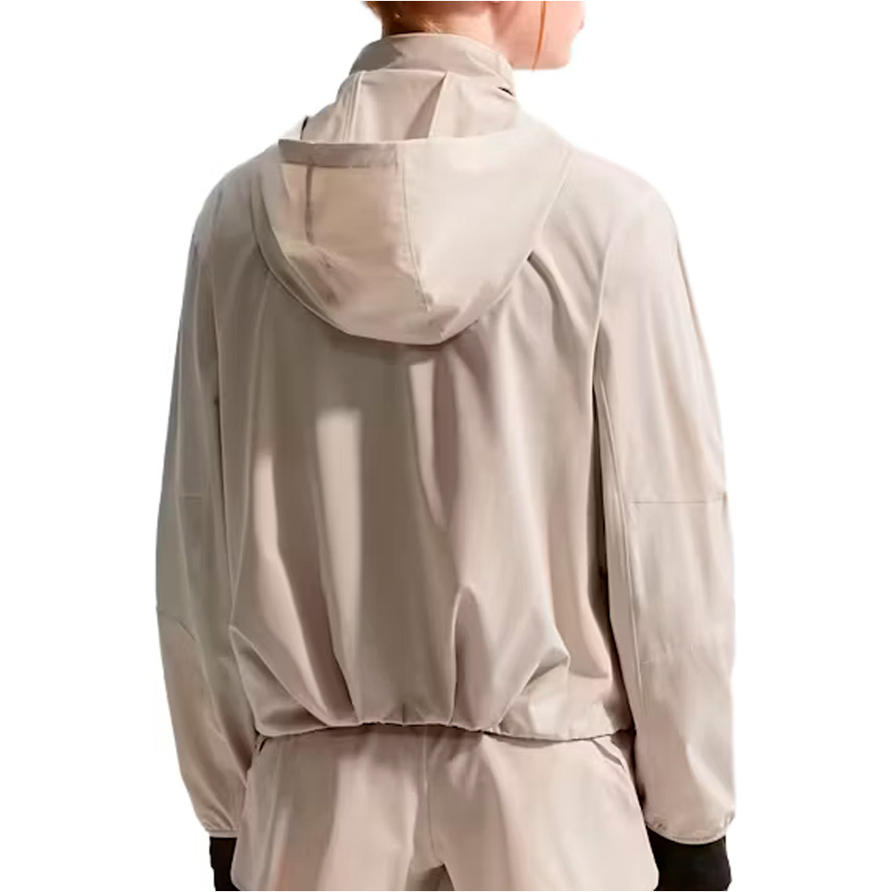 Nike chubasquero running niño G NK MAVN RPL UV RUN JKT vista trasera