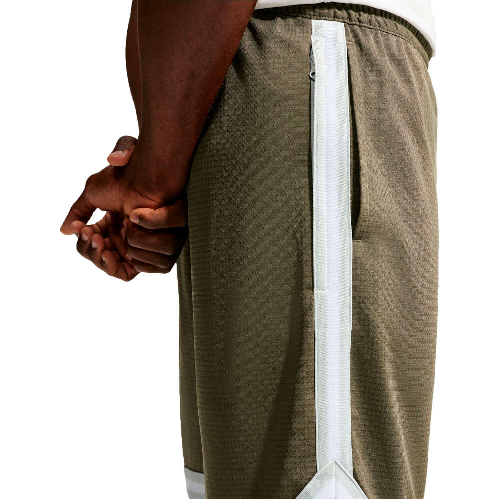 Nike pantalón baloncesto M NK DF DNA 8IN SHORT 03