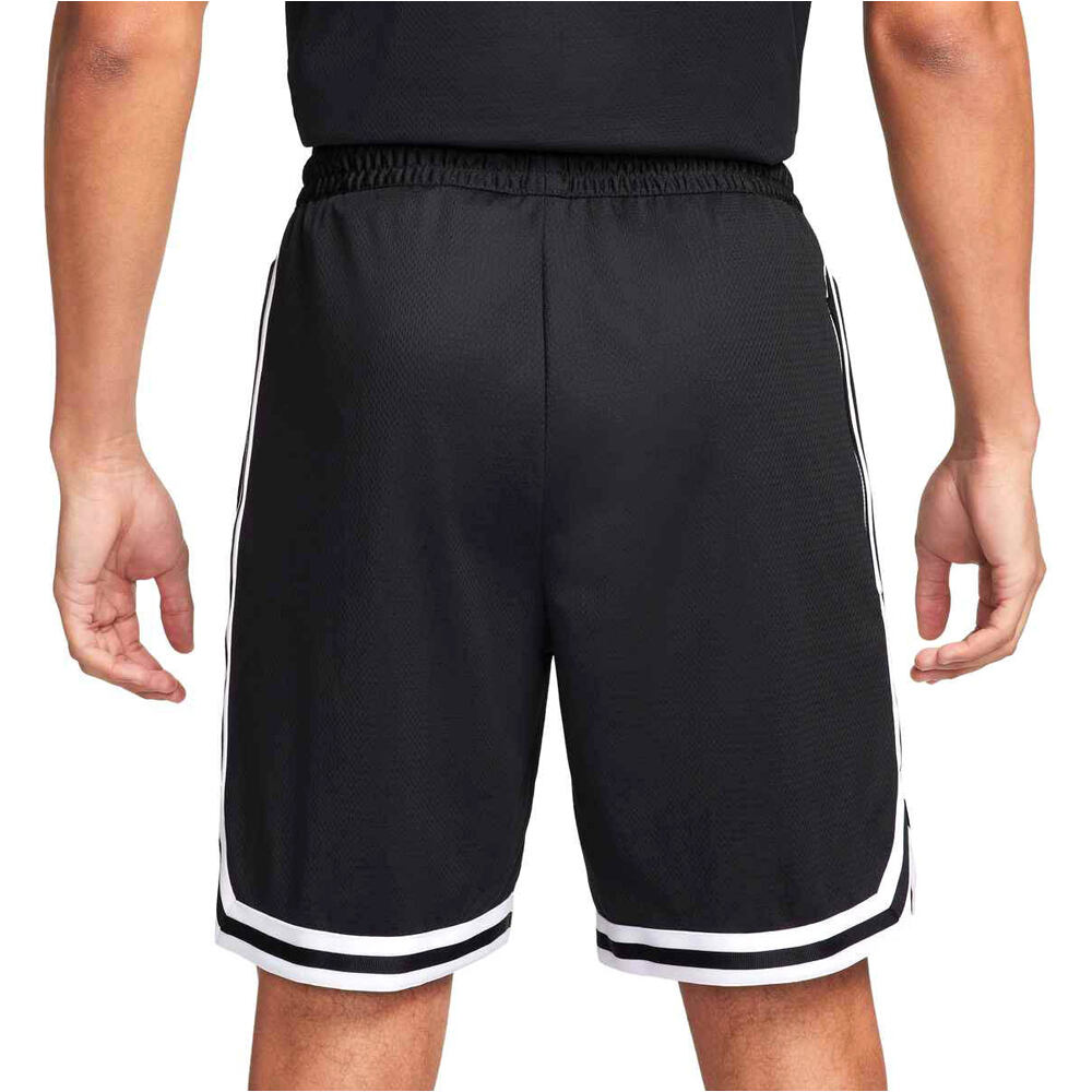 Nike pantalón baloncesto M NK DF DNA 8IN SHORT vista trasera