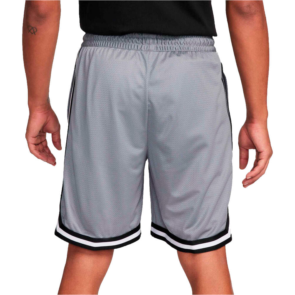 Nike pantalón baloncesto M NK DF DNA 8IN SHORT vista trasera