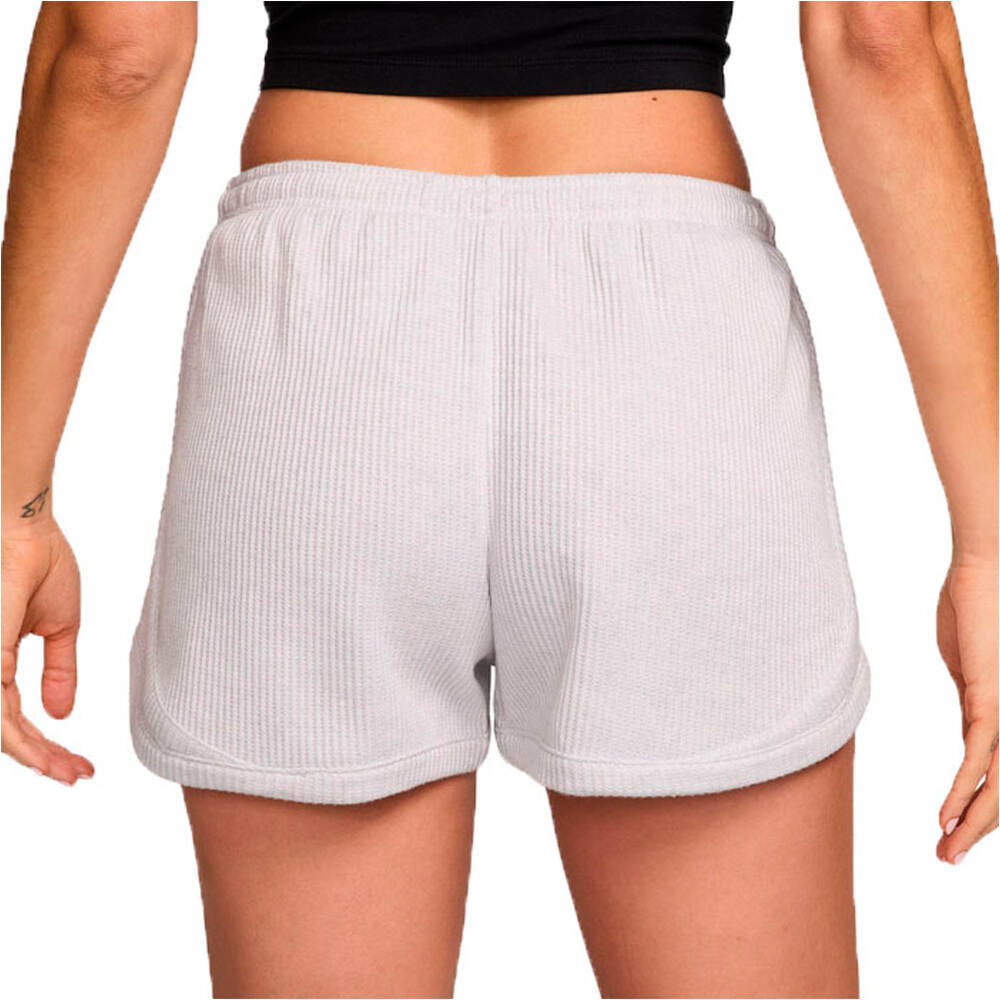 Nike pantalón corto deporte mujer W NSW NK CHLL WFL MR 3 SHORT vista trasera