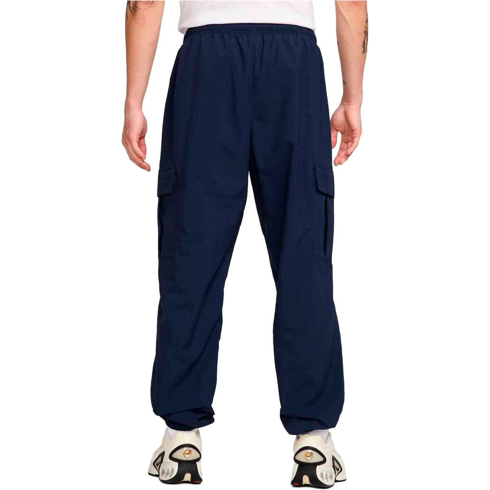 Nike pantalón hombre M NK CLUB WVN CARGO PANT vista trasera