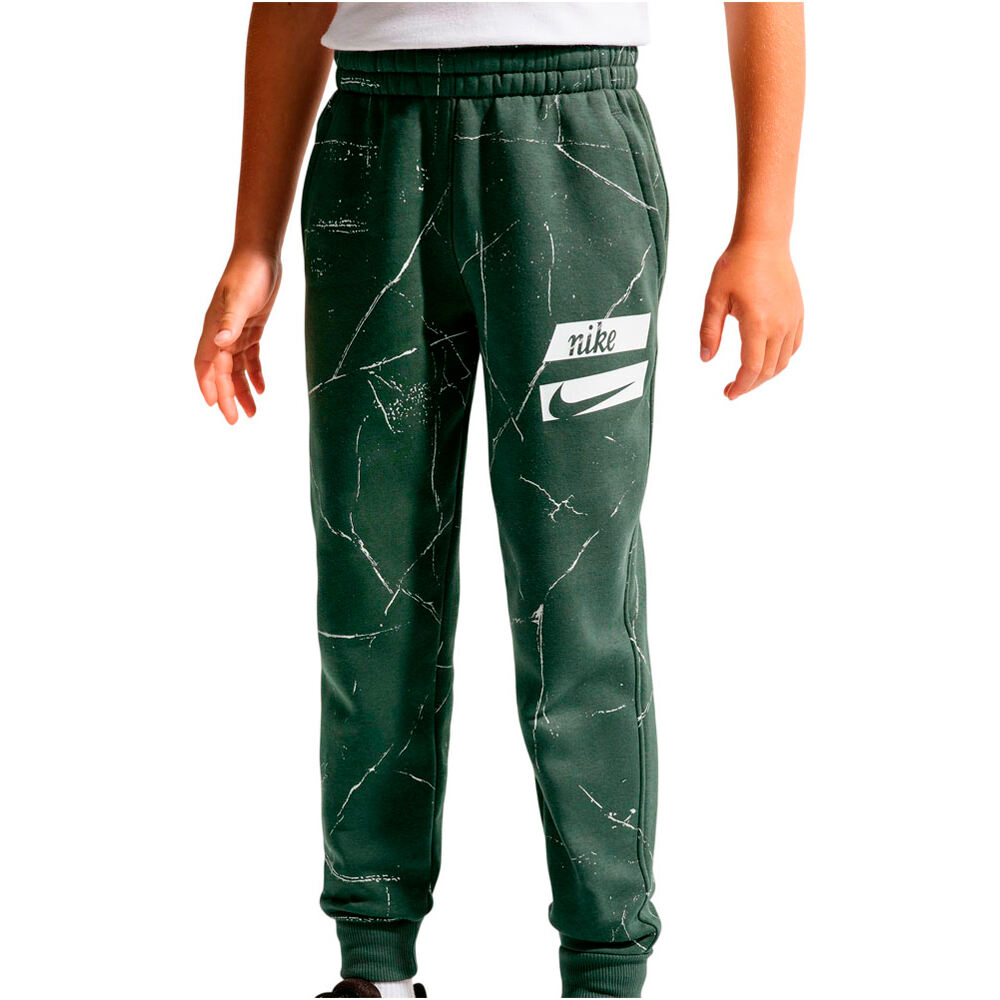 Nike pantalón niño K NSW CLUB PNT AOP FAM-PD vista frontal