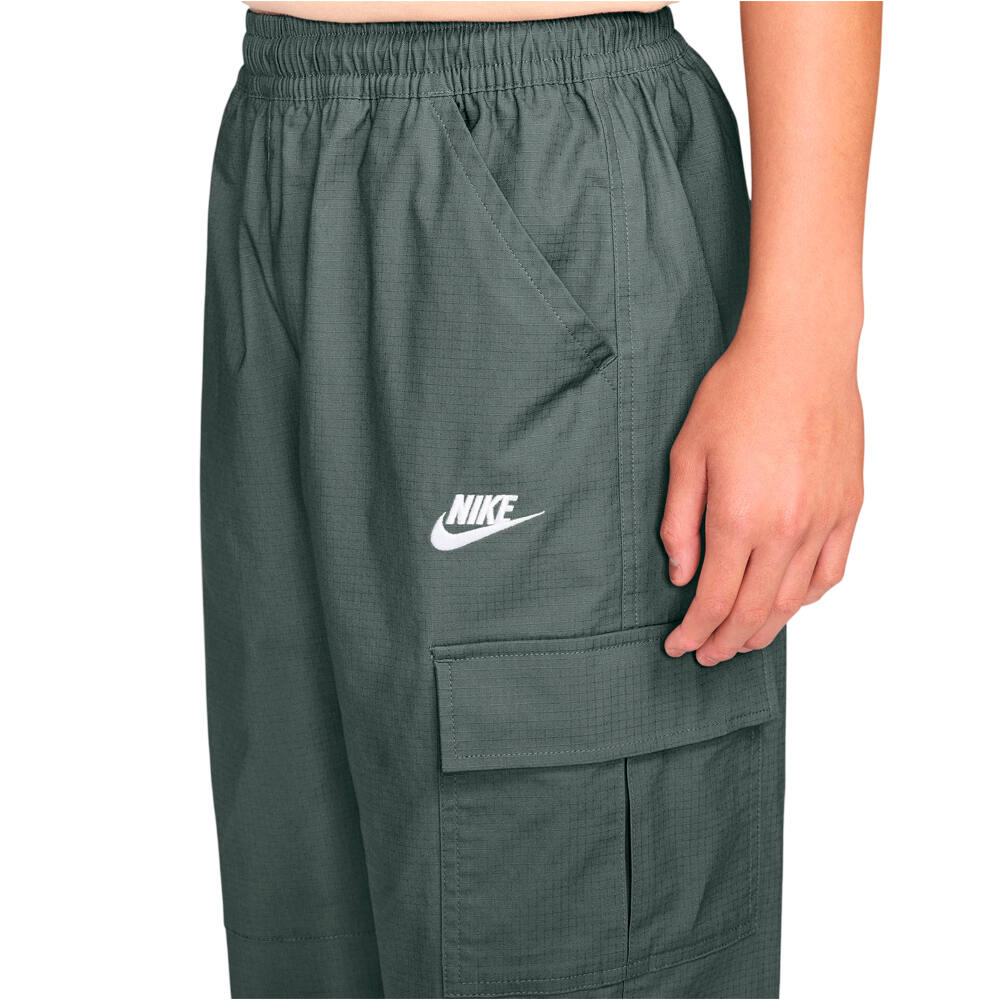 Nike pantalón niño K NSW CLUB WVN CRGO PNT vista detalle