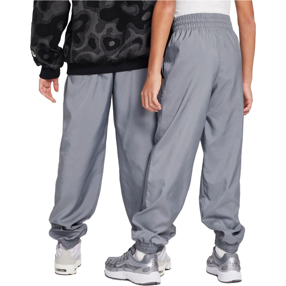 Nike pantalón niño K NSW CLUB WVN JGGR LBR vista trasera