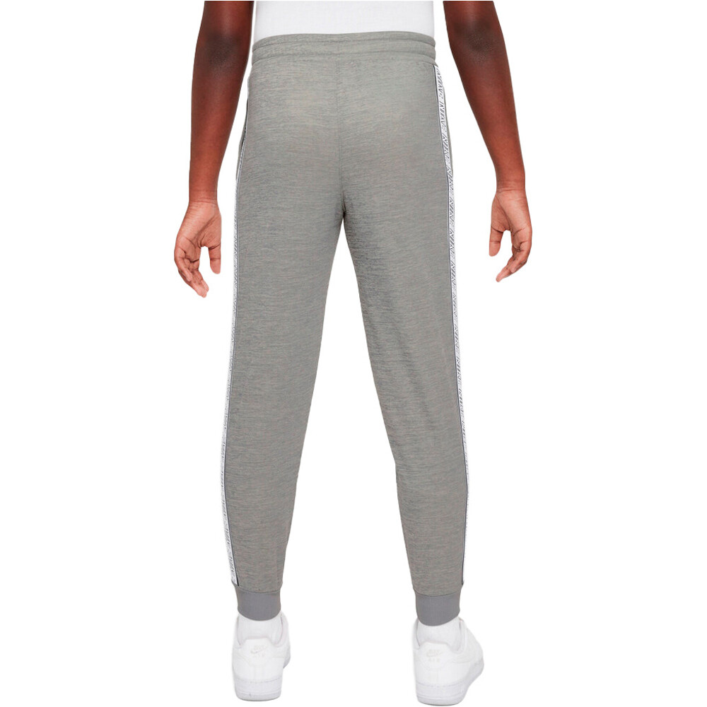 Nike pantalón niño K NSW DF CLUB POLY+ JGGR vista trasera