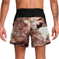 Nike pantalón running hombre M NK DF TRAIL AOP 6 BF SHORT vista trasera