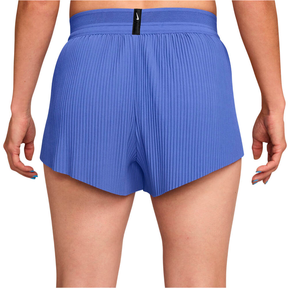 Nike pantalón running mujer W NK ARSWFT DFADV MR 3IN SHORT vista trasera