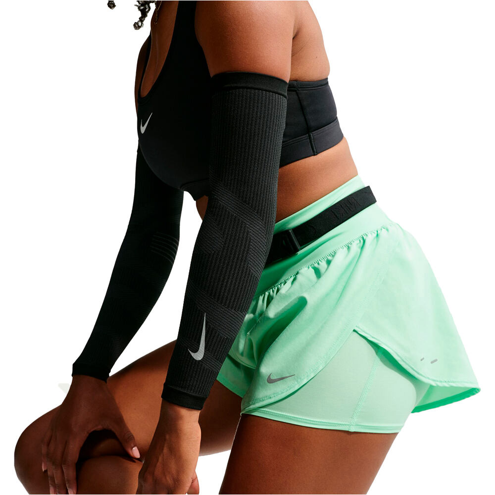 Nike pantalón running mujer W NK FLOW DF HR 2N1 SHRT 04