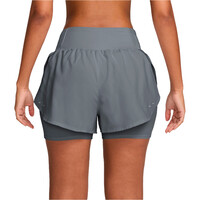 Nike pantalón running mujer W NK FLOW DF HR 2N1 SHRT vista trasera