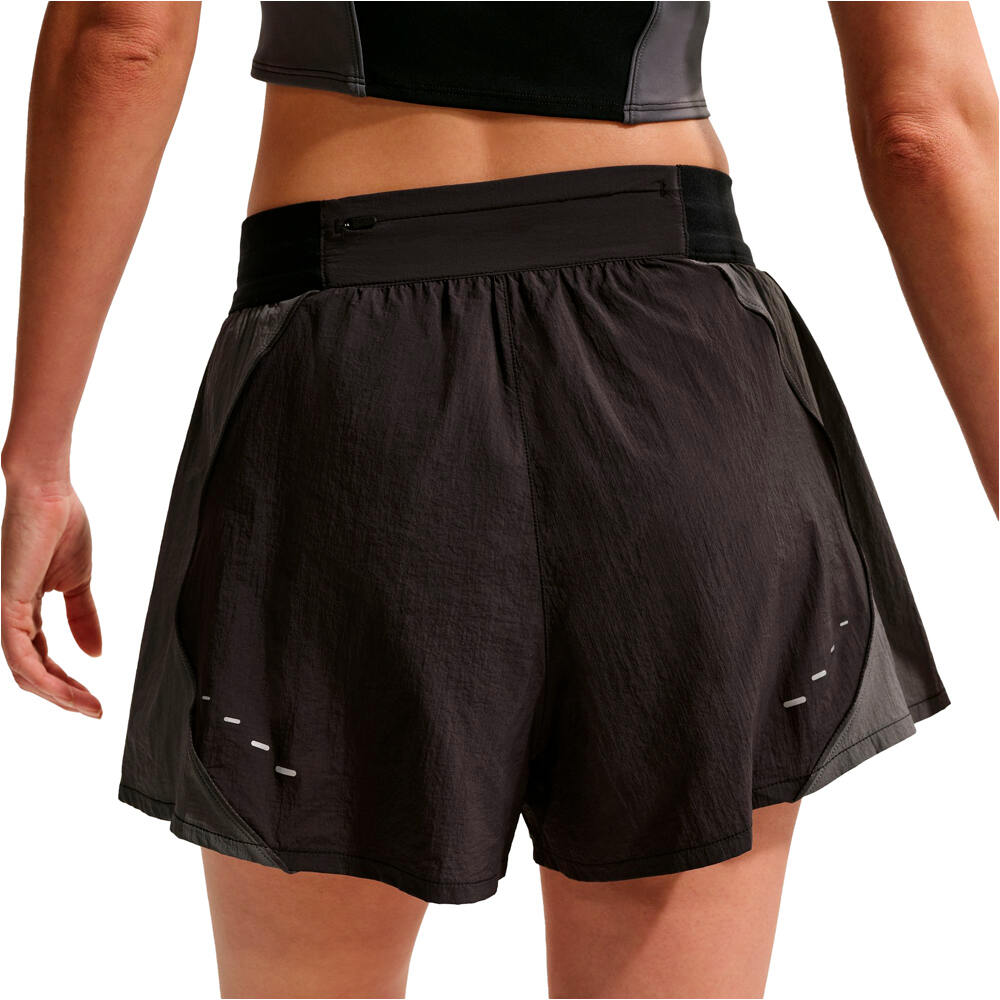 Nike pantalón running mujer W NK SWIFT UV RPL HR SHORT NV vista trasera