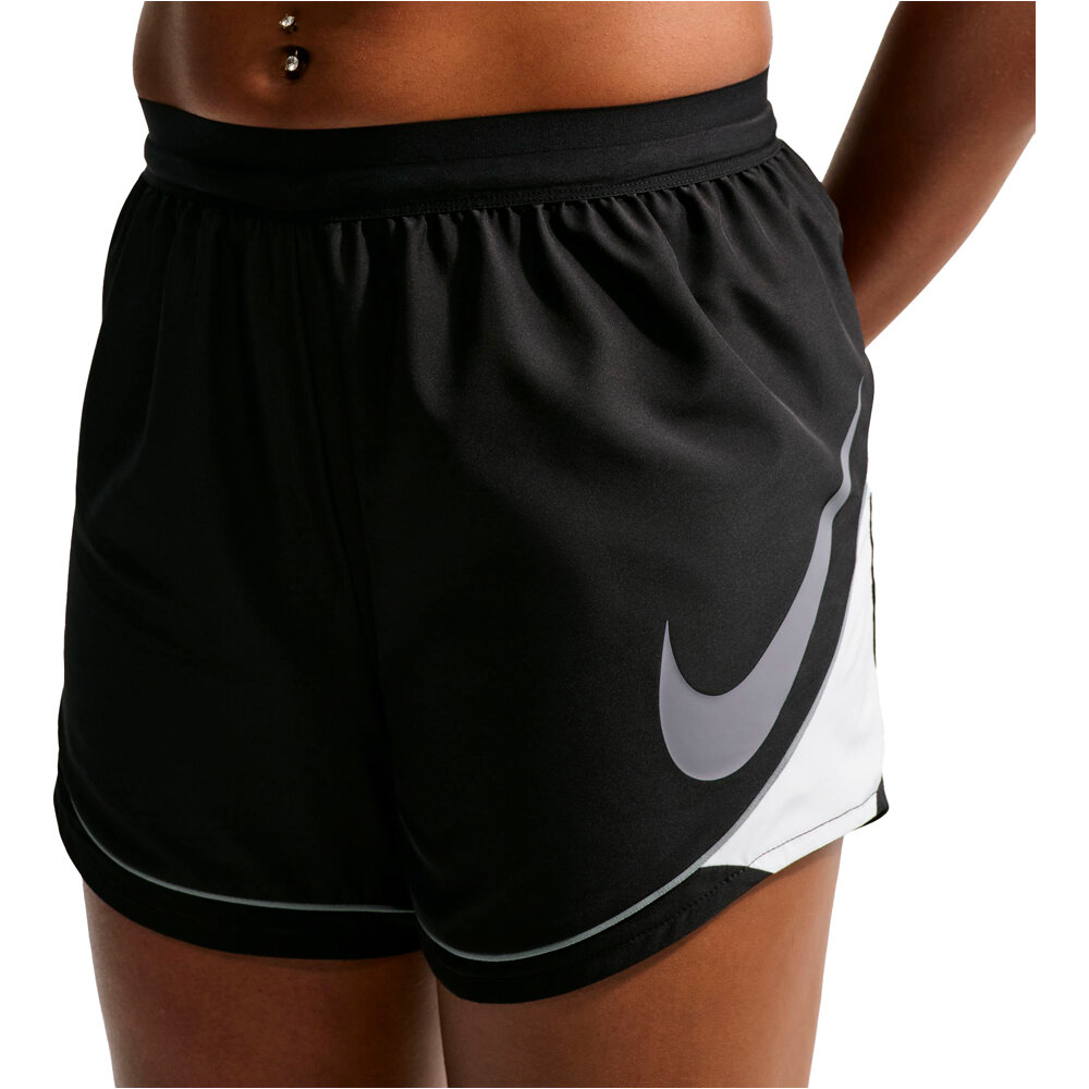 Nike pantalón running mujer W NK SWOOSH DF SHORT vista detalle