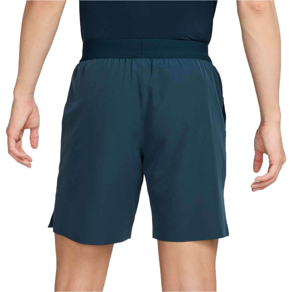 Nike pantalón tenis hombre M NKCT DF ADVTG 8IN SHORT vista trasera