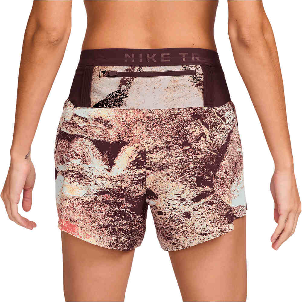Nike pantalones cortos trail running mujer W NK TRAIL DF MR 4 BR SHRT vista trasera