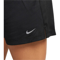Nike pantalones y mallas cortas fitness mujer W NK ATTACK DF MR 5IN SHORT 03