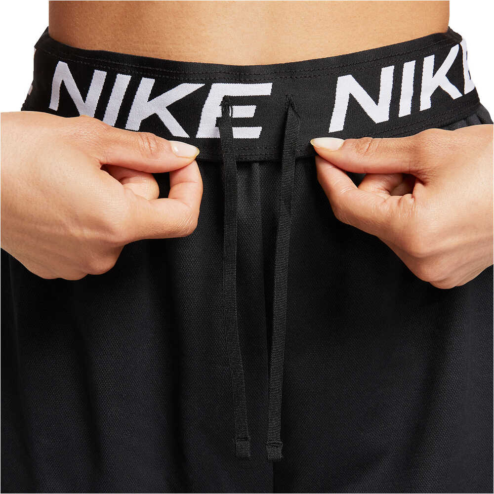 Nike pantalones y mallas cortas fitness mujer W NK ATTACK DF MR 5IN SHORT 04
