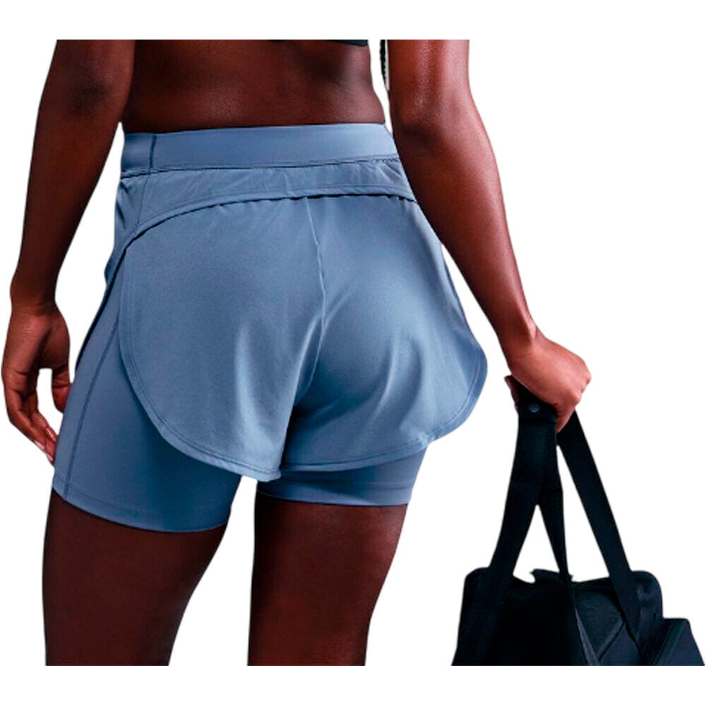 Nike pantalones y mallas cortas fitness mujer W NK DF UNVRSA 2IN1 SHORT vista trasera