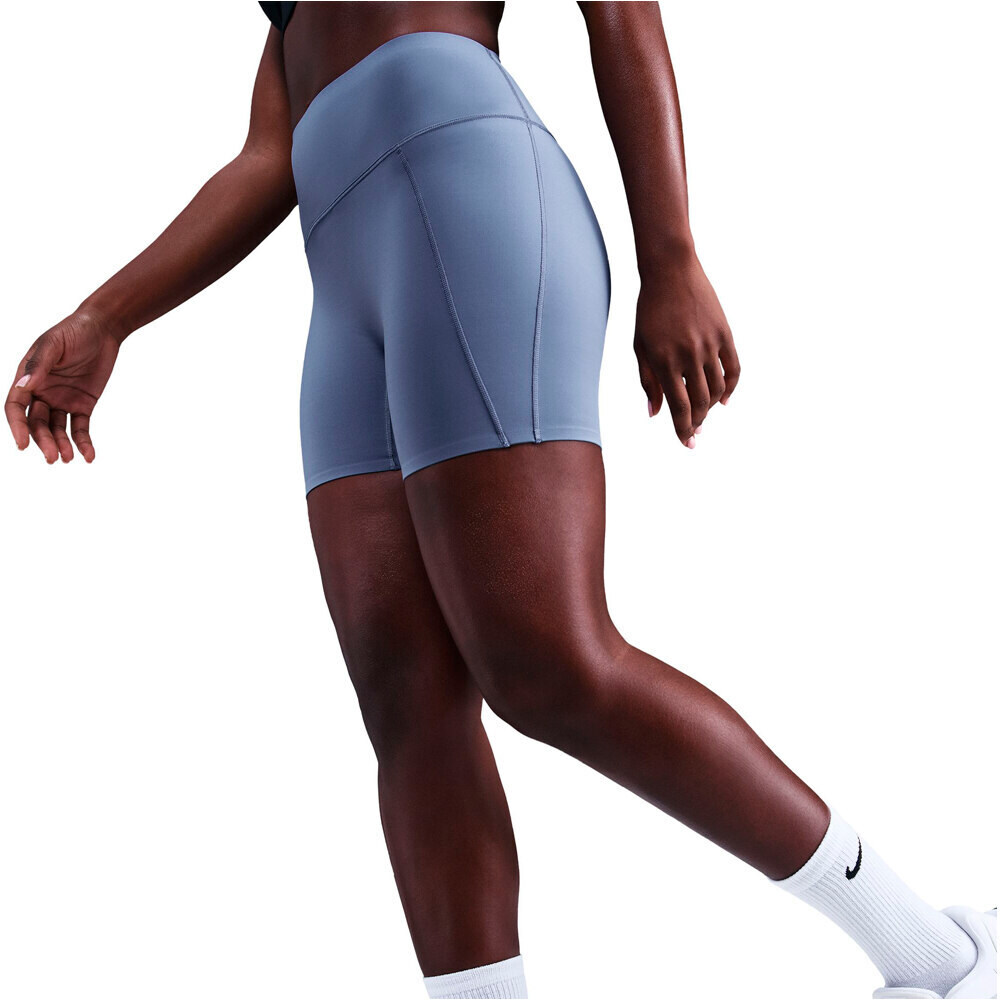 Nike pantalones y mallas cortas fitness mujer W NK DF UNVRSA HR 5IN SHRT PKT vista detalle