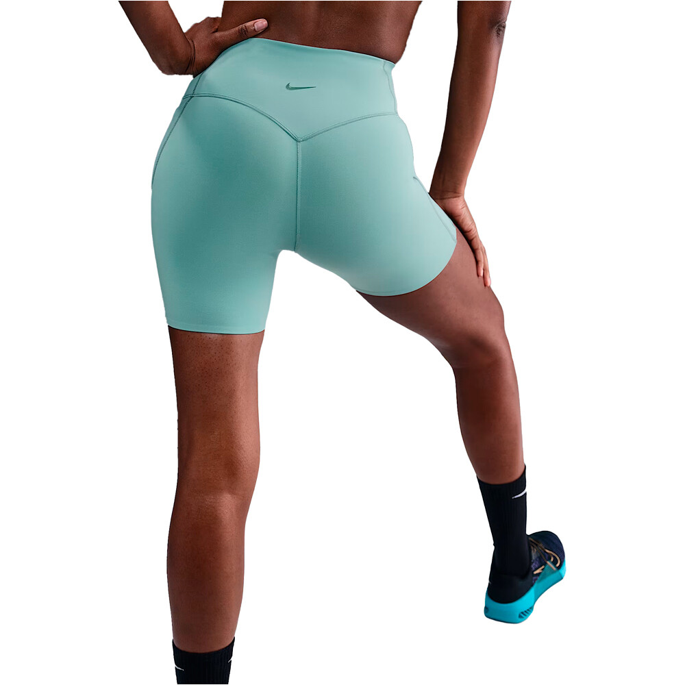 Nike pantalones y mallas cortas fitness mujer W NK DF UNVRSA HR 5IN SHRT PKT vista trasera
