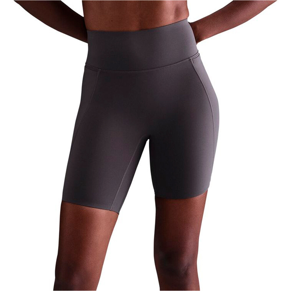 Nike pantalones y mallas cortas fitness mujer W NK DF UNVRSA HR 8IN SHRT PKT vista frontal