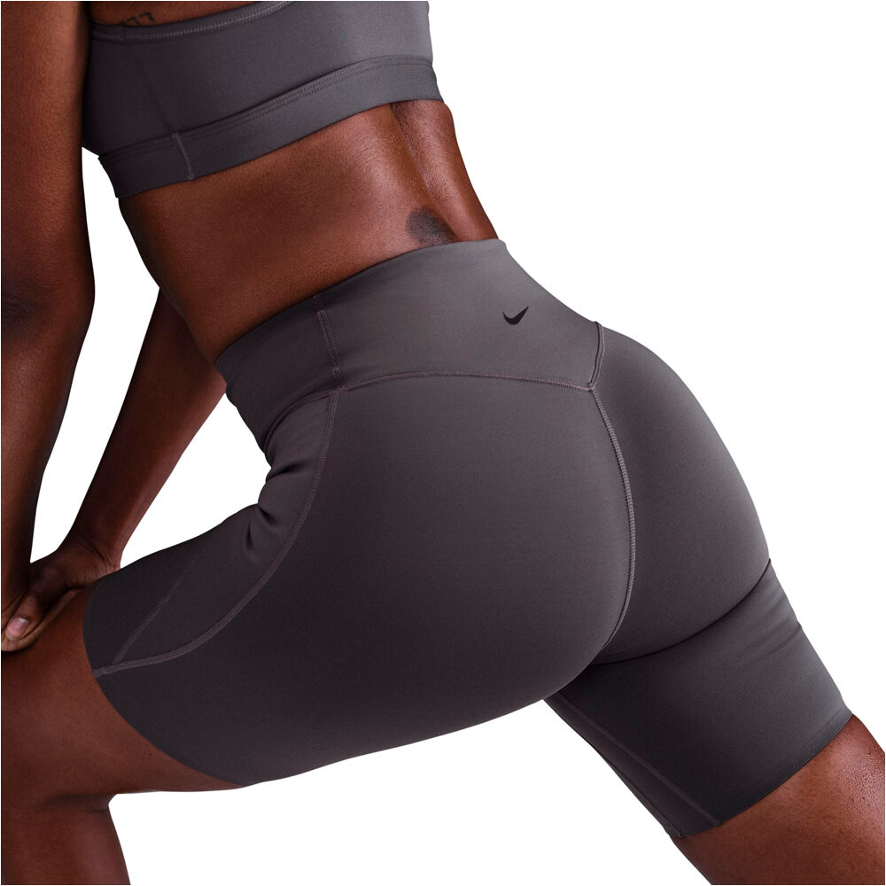 Nike pantalones y mallas cortas fitness mujer W NK DF UNVRSA HR 8IN SHRT PKT vista trasera