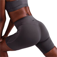Nike pantalones y mallas cortas fitness mujer W NK DF UNVRSA HR 8IN SHRT PKT vista trasera