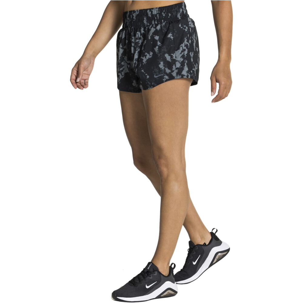 Nike pantalones y mallas cortas fitness mujer W NK ONE DF MR 3IN BR SHRT AOP vista detalle