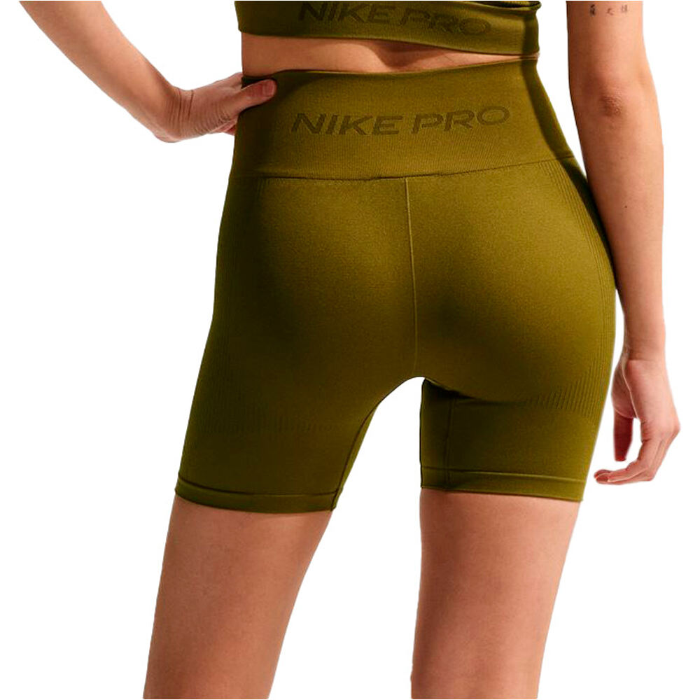 Nike pantalones y mallas cortas fitness mujer W NP DF SMLS HR 5IN SHORT vista trasera