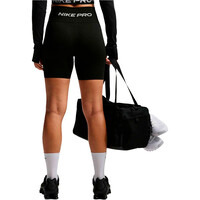 Nike pantalones y mallas cortas fitness mujer W NP DF SMLS HR 5IN SHORT WT vista trasera