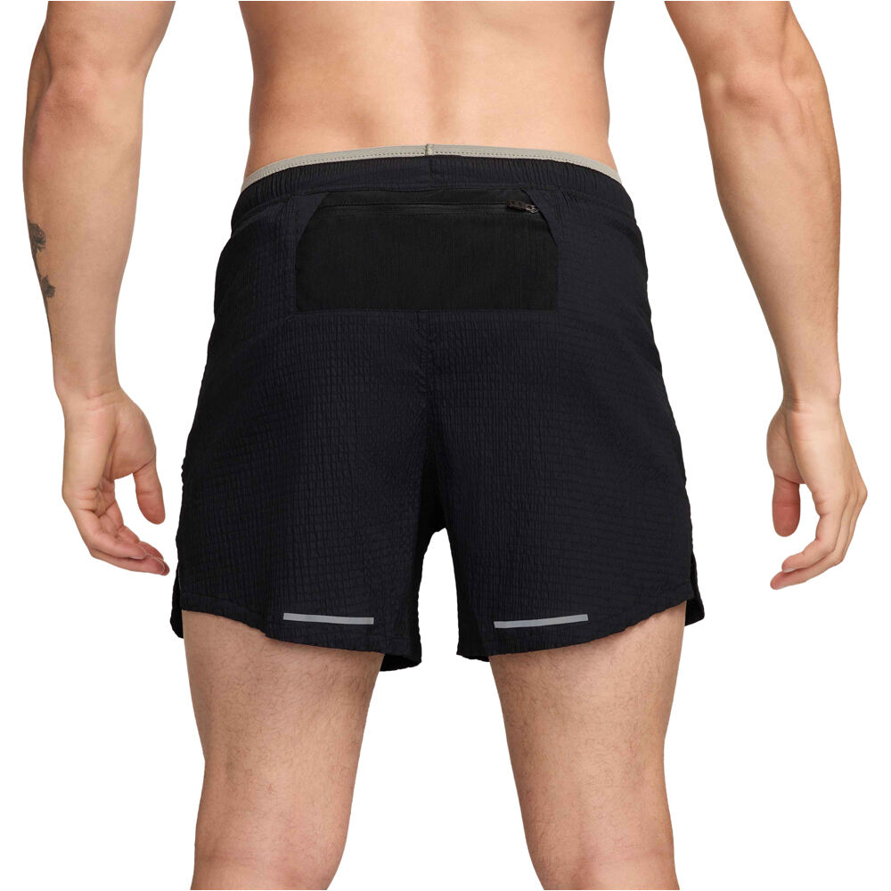 Nike pantaloneta técnica hombre M NK DF RUN DIV STRIDE 5IN BF vista trasera