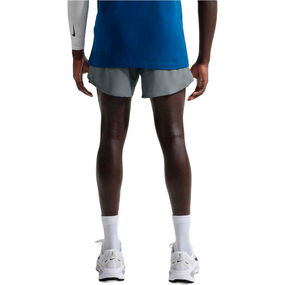 Nike pantaloneta técnica hombre M NK DF STRIDE 7IN BF SHORT vista trasera