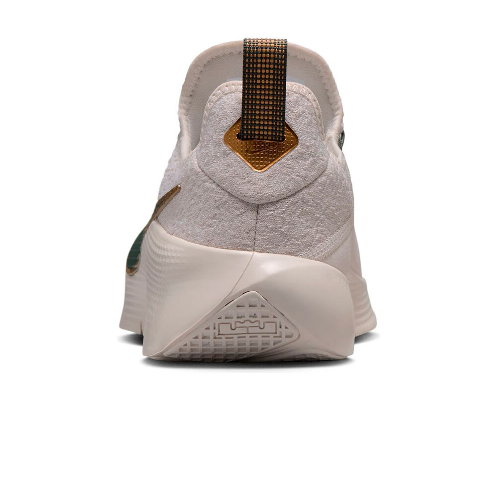 Nike zapatilla cross training hombre LEBRON TR 1 vista trasera