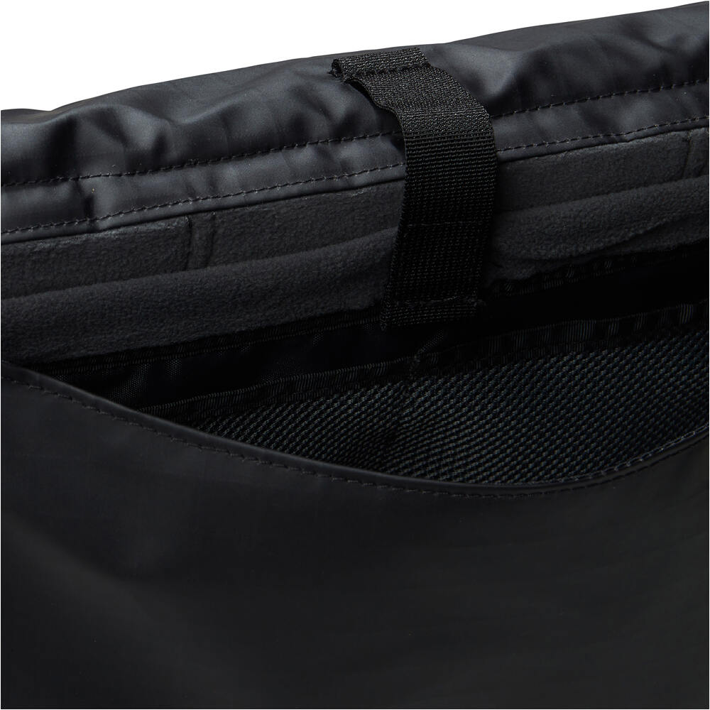 The North Face mochila montaña BASE CAMP VOYAGER MESSENGER BAG 03