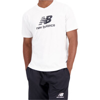 New Balance camiseta manga corta hombre Essentials Stacked Logo vista frontal
