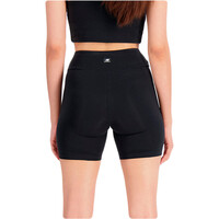 New Balance Malla Corta Mujer Cotton Spandex Fitted Short vista trasera