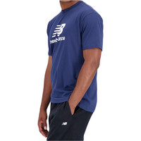 New Balance camiseta manga corta hombre Essentials Stacked Logo vista detalle