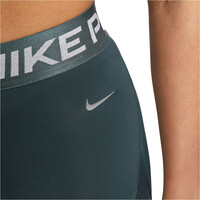 Nike pantalones y mallas cortas fitness mujer W NP DF MR 3IN SHORT SHINE vista detalle
