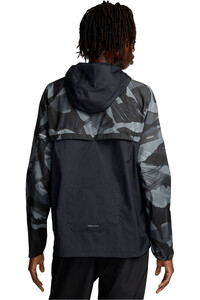 Nike CHAQUETA RUNNING HOMBRE RPL WINDRUNNER CAMO vista trasera