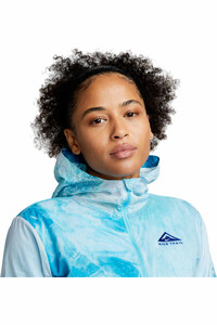 Nike CHAQUETA RUNNING MUJER W NK TRAIL JACKET vista detalle