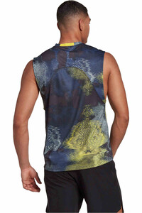adidas camiseta fitness hombre HIIT Allover Print Training vista trasera
