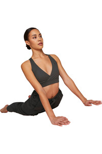 Puma Sujetador Yoga Mid Impact Yogini Cross Over Bra vista detalle